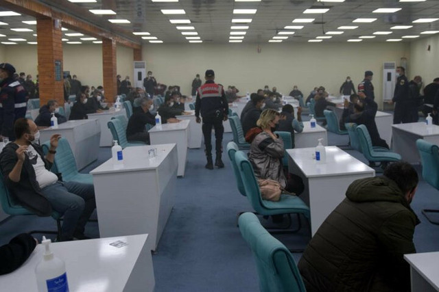 Mersin'de konferans salonunu kumarhaneye çevrildi! Jandarma kepçeyle girdi - Resim: 0