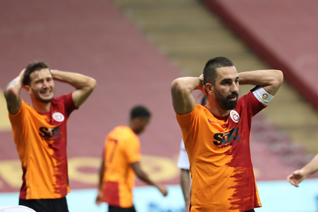 Falcao sabırları taşırdı: Ayağı kopmuş olsaydı uzardı - Resim: 2