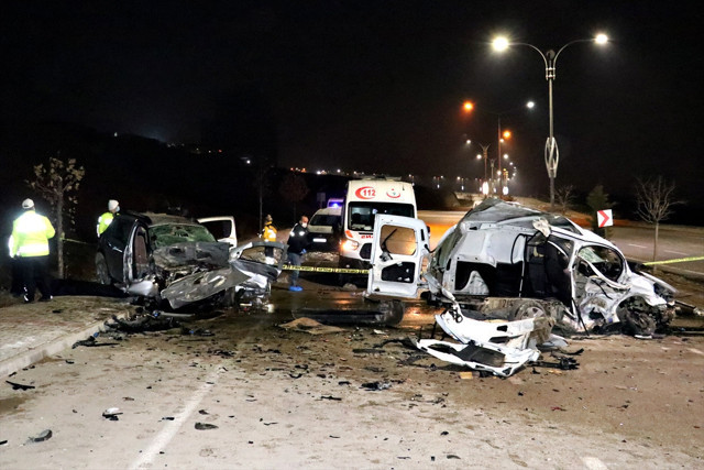 Elazığ'da otomobil ile hafif ticari araç çarpıştı 4 ölü 2 yaralı - Resim: 0