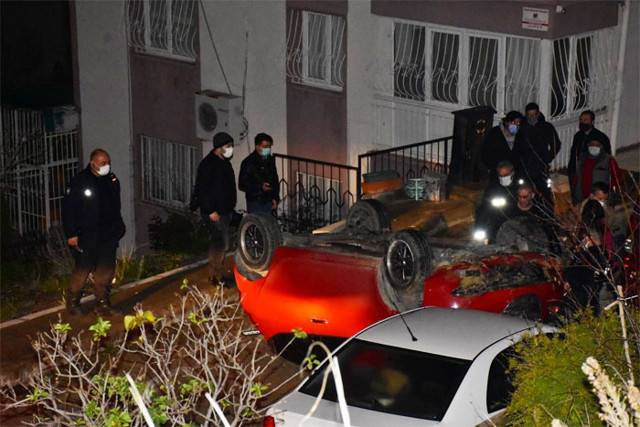 İzmir'de takla atan araç sokaktaki arabaların üzerine uçtu - Resim: 0