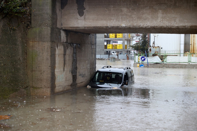 Edirne'de bir sürücü yarıya kadar suya gömülen aracın camında çıktı - Resim: 0