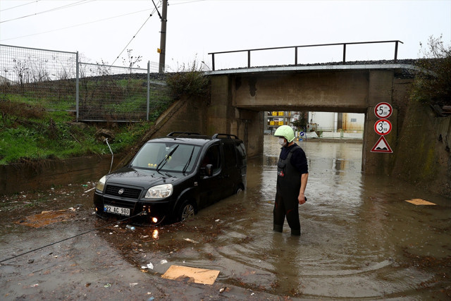 Edirne'de bir sürücü yarıya kadar suya gömülen aracın camında çıktı - Resim: 1