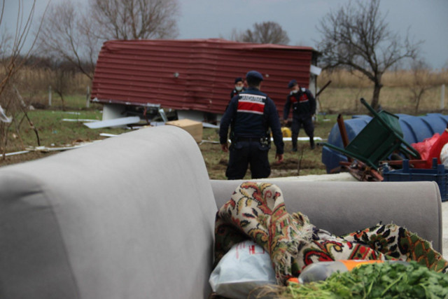 Manisa'da fırtına konteyner evi 30 metre uçurdu - Resim: 0