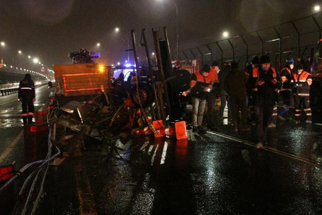 Haliç Köprüsü'nde facia! Çekici, yol bakım araçlarına çarptı: 2 ölü - Resim: 0