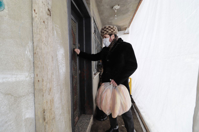 Kar kalınlığının 35 santimetreyi geçtiği Ağrı'da Başkan Savcı Sayan ekmek dağıttı - Resim: 0