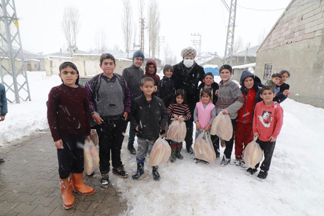 Kar kalınlığının 35 santimetreyi geçtiği Ağrı'da Başkan Savcı Sayan ekmek dağıttı - Resim: 1