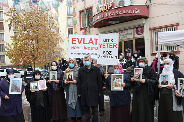 Diyarbakır'da HDP binası önündeki evlat nöbetine bir aile daha katıldı - Resim: 0