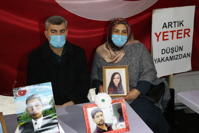Diyarbakır'da HDP binası önündeki evlat nöbetine bir aile daha katıldı - Resim: 1
