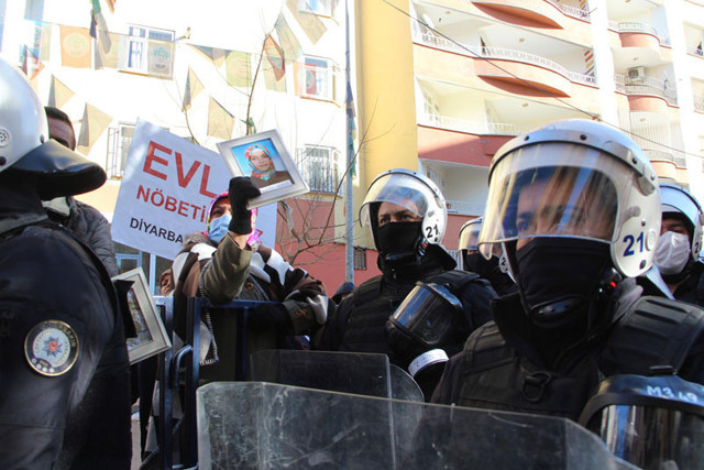 Diyarbakır'da HDP'li milletvekili evlat nöbetindeki ailelere zafer işareti yaptı ortalık karıştı - Resim: 2