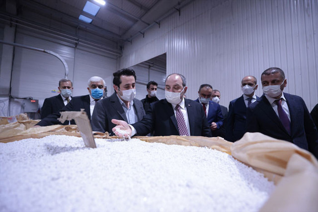 Bakan Mustafa Varank pet şişelerin polyester ipliğe dönüştürüldüğü fabrikayı ziyaret etti - Resim: 0