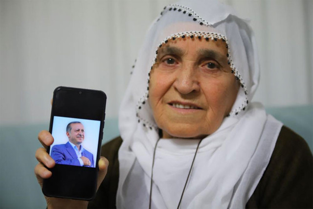 Cumhurbaşkanı Erdoğan'a 'ömründen ömrüne koya' diyen Rabia nine o anları anlattı - Resim: 0