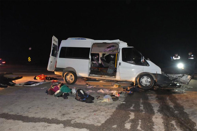 Balıkesir'de işçi servisi tırla çarpıştı 3 kişi öldü, 9 kişi yaralandı - Resim: 0