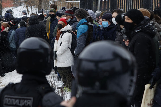 Rusya'da sokaklar karıştı! Gözaltılar sürüyor - Resim: 1