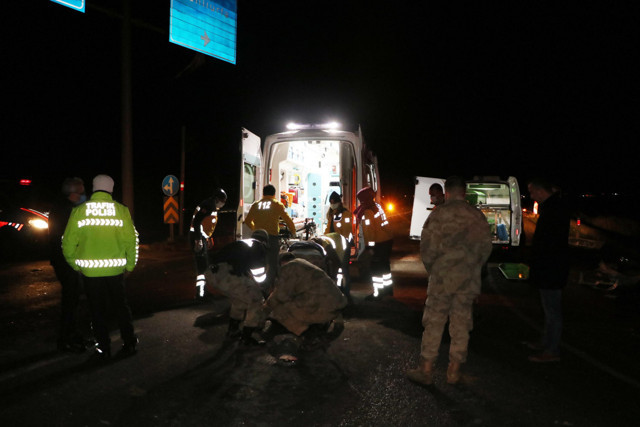 Şanlıurfa'da kamyon ile otomobil çarpıştı 4 ölü - Resim: 0
