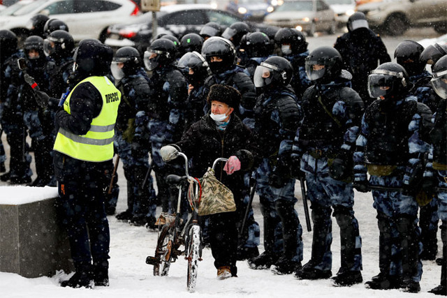 Rusya'da sokaklar karıştı! Gözaltılar sürüyor - Resim: 0