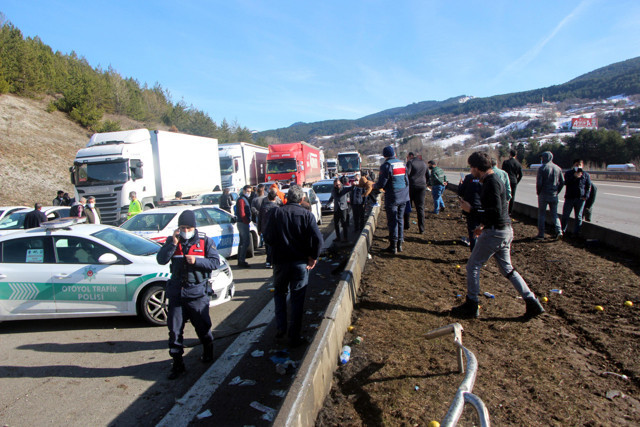 Bolu'da devrilen TIR'dan dolayı TEM İstanbul yönü trafiğe kapandı - Resim: 0