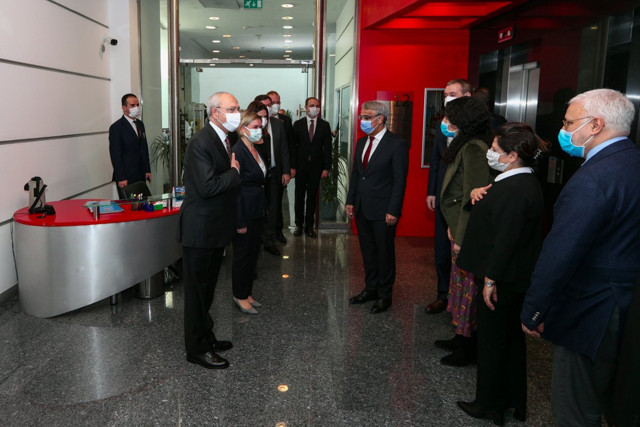 HDP'den CHP'ye ziyaret Kılıçdaroğlu Sancar ve heyetini kapıda karşıladı - Resim: 0