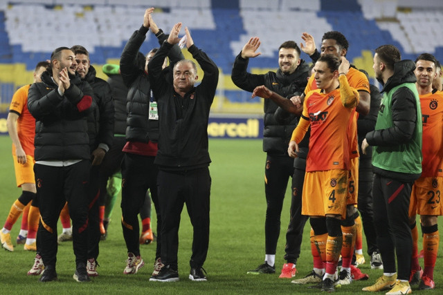 Fenerbahçe Galatasaray derbisi sonrası gerginlik: Başkanım ayıp ediyorlar - Resim: 0