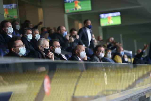 Fenerbahçe Galatasaray derbisi sonrası gerginlik: Başkanım ayıp ediyorlar - Resim: 1