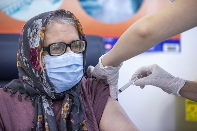 Bugün 70 yaş yarın 65 yaş üstü aşılanıyor! E-Nabız aşı sorgulamadan bakın - Resim: 0