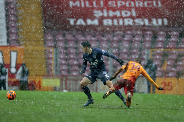 Galatasaray zorlu zeminde Kasımpaşa'yı devirmeyi başardı - Resim: 1