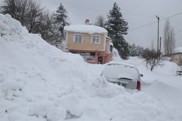 Yoğun kar yağışı Kastamonu'da hayatı felç etti - Resim: 0