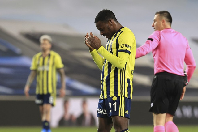 Erol Bulut'u yerin dibine gömdüler: Saha kenarında maçı izliyor - Resim: 1