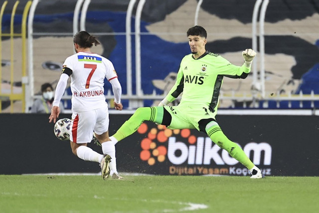 Erol Bulut'u yerin dibine gömdüler: Saha kenarında maçı izliyor - Resim: 4