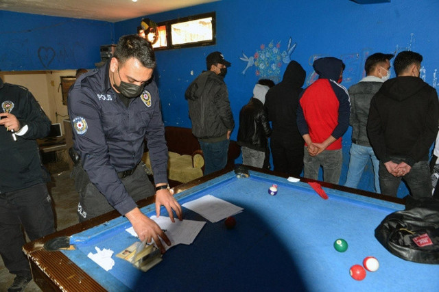 Adana'da oyun salonuna kafe görünümü vermişler! Polis baskın yaptı ağır ceza kesti - Resim: 0