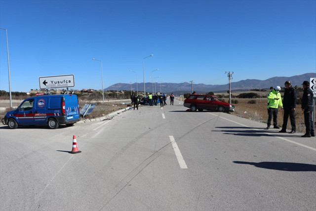 Burdur'da otomobil ile jandarma aracı çarpıştı: 3'ü asker 4 yaralı var - Resim: 0
