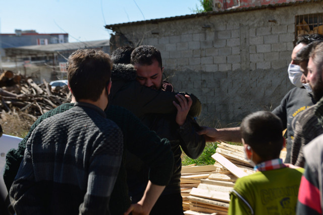 Adana'da bir genç ölen kardeşinin yüzüne son kez bakıp gözyaşı döktü - Resim: 0