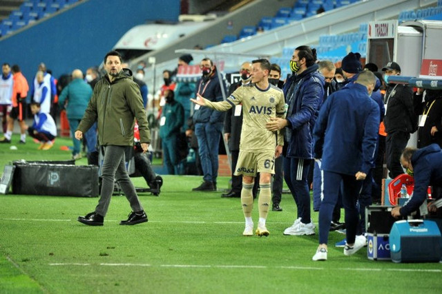 Fenerbahçe'de Mesut Özil'den Erol Bulut'a şok tepki - Resim: 0