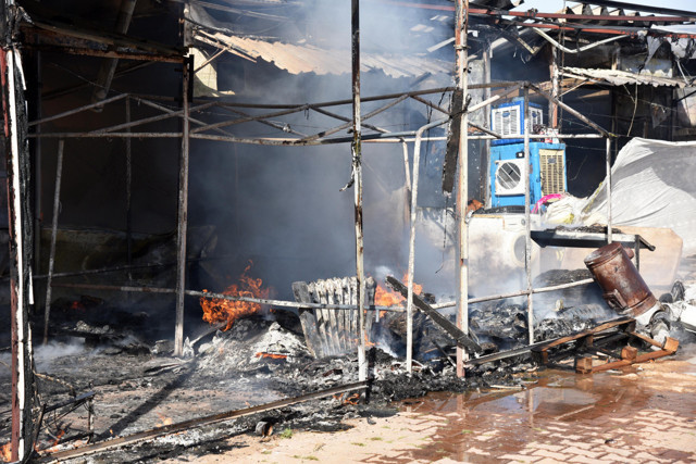 Antalya'da Suriyeli işçilerin kaldığı 7 baraka cayır cayır yandı - Resim: 1