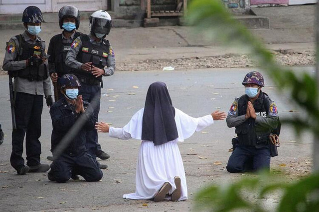 Dünyanın konuştuğu fotoğraf! Myanmar'da rahibe diz çöküp polislere yalvardı - Resim: 0