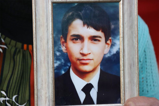 Teröristler evlat nöbeti tutan annenin elindeki Yasin-i Şerif'e tekme attı - Resim: 0