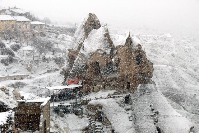 Nevşehir'de mart karı peribacalarını beyaza bürüdü - Resim: 0
