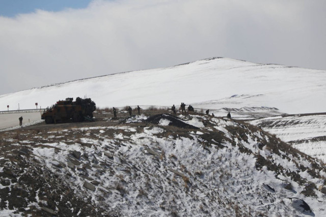 Van’da PKK tarafından tuzaklanmış 10 kilo C4 patlayıcı ele geçirildi - Resim: 0