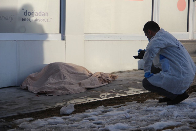 Erzurum’da 6'ncı kattan düşen yaşlı kadın hayatını kaybetti - Resim: 1