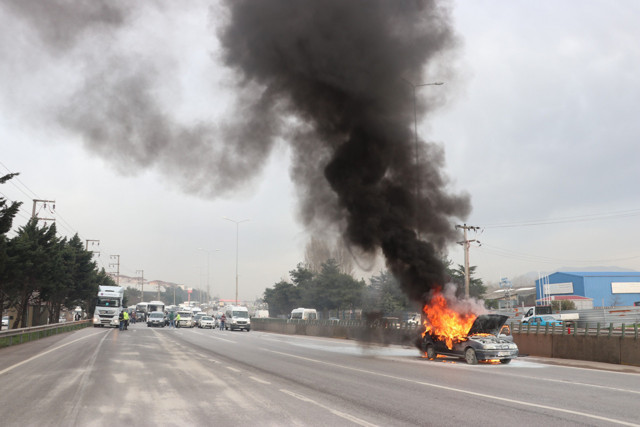Kocaeli D-100'de alev alev yanan otomobil küle döndü - Resim: 0