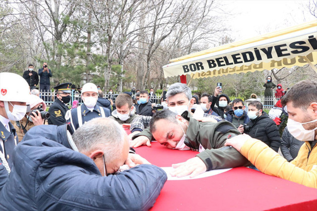 Siirt'te terör örgütü PKK'ya yönelik operasyonda şehit olan asker Niğde'de son yolculuğuna uğurlandı - Resim: 0