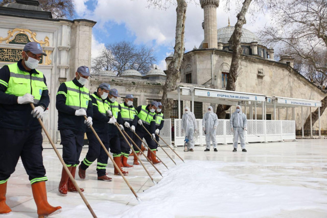  Eyüpsultan Camii ve Meydanı gül suyuyla yıkandı! Belediye Başkanı Deniz Köken'dan açıklamalar - Resim: 1