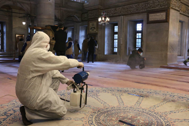  Eyüpsultan Camii ve Meydanı gül suyuyla yıkandı! Belediye Başkanı Deniz Köken'dan açıklamalar - Resim: 0