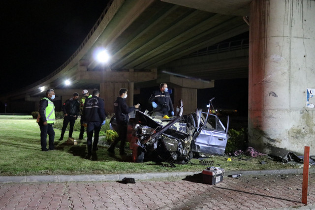 Edirne'de köprülü kavşağın ayağına çarpan otomobil hurdaya döndü: 1 ölü 2 ağır yaralı - Resim: 1