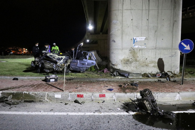 Edirne'de köprülü kavşağın ayağına çarpan otomobil hurdaya döndü: 1 ölü 2 ağır yaralı - Resim: 0