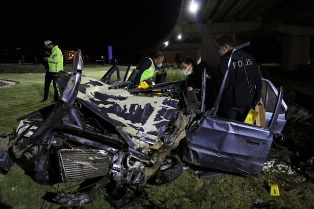 Edirne'de köprülü kavşağın ayağına çarpan otomobil hurdaya döndü: 1 ölü 2 ağır yaralı - Resim: 2