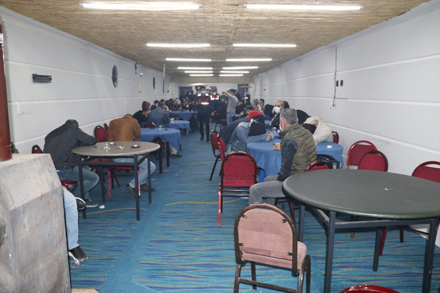 Kumarbazlar durdurulamıyor! Çatıya erkete koyup hayvan çiftliğinde kumar oynarken basıldılar - Resim: 0