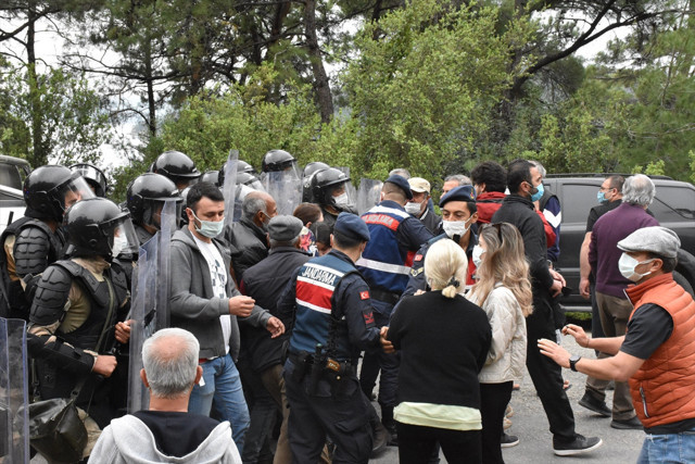 Muğla'da kaçak yapıların yıkımı sırasında gerginlik çıktı - Resim: 4