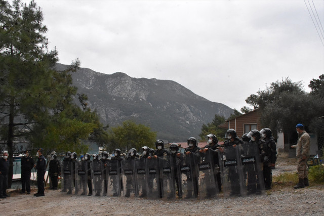 Muğla'da kaçak yapıların yıkımı sırasında gerginlik çıktı - Resim: 3