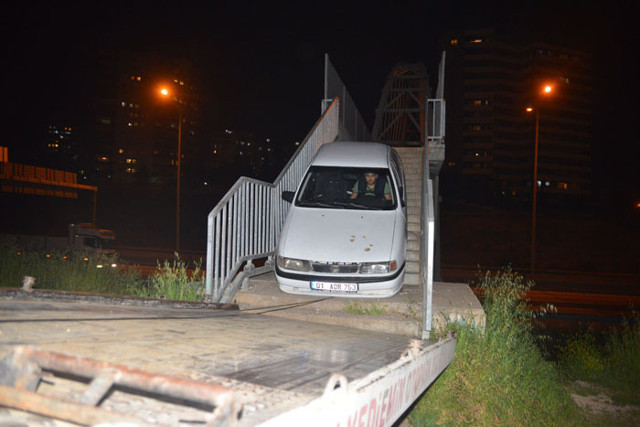 Adana'da yaya üst geçidinde gelen yayalar gözlerine inanamadı - Resim: 0