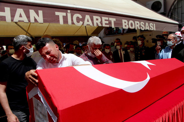 Şehit Uzman Çavuş Mehmet Kırmızı son yolculuğuna uğurlandı annenin sözleri yürekleri dağladı - Resim: 0